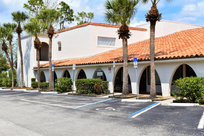 Exterior of the Crealde Business building at 2431 Aloma Ave, home of Clearview Imaging in Winter Park, FL